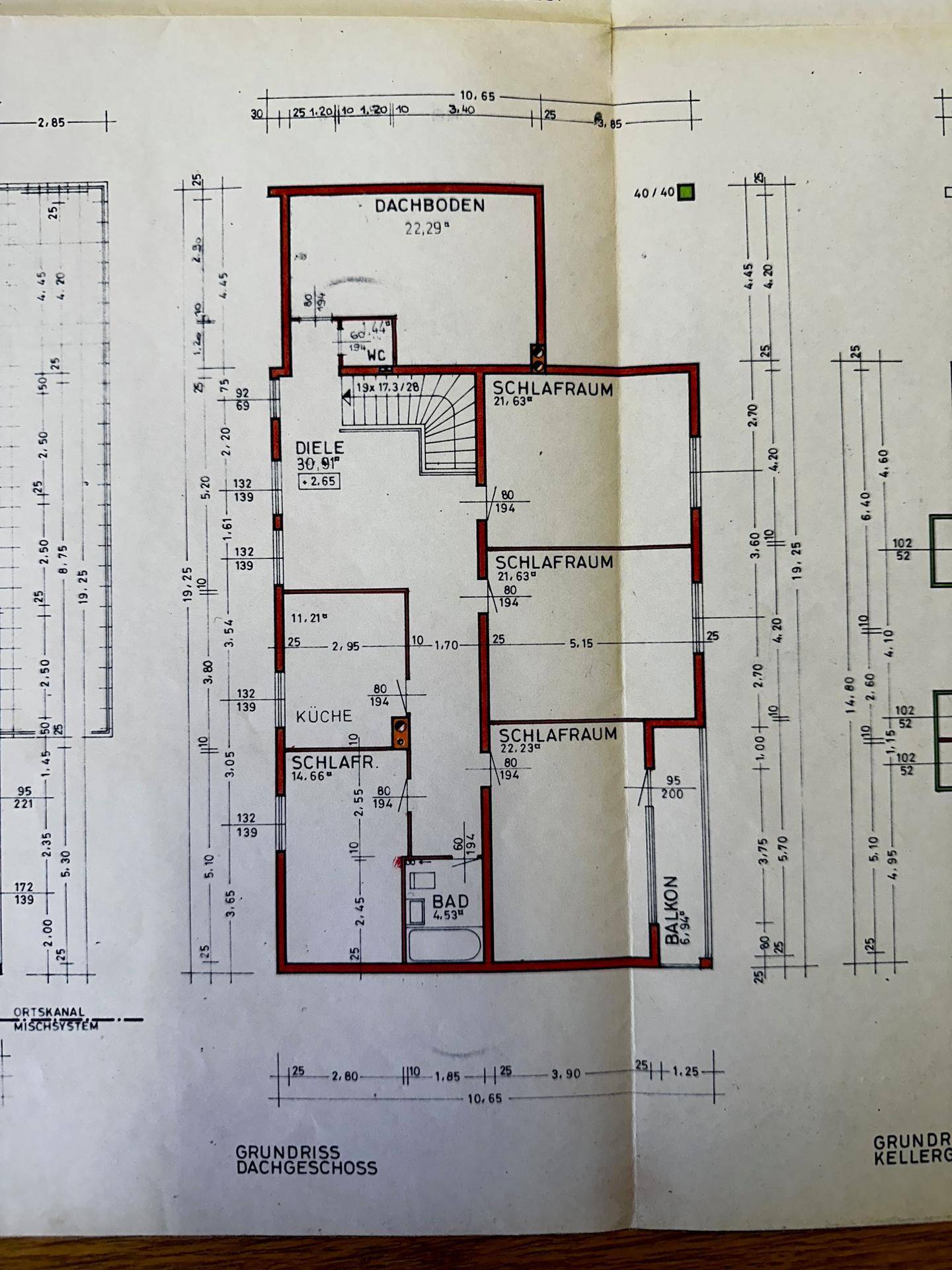 Grundriss des Dachgeschosses mit mehreren Schlafzimmern, Bad, Küche und Balkon.
