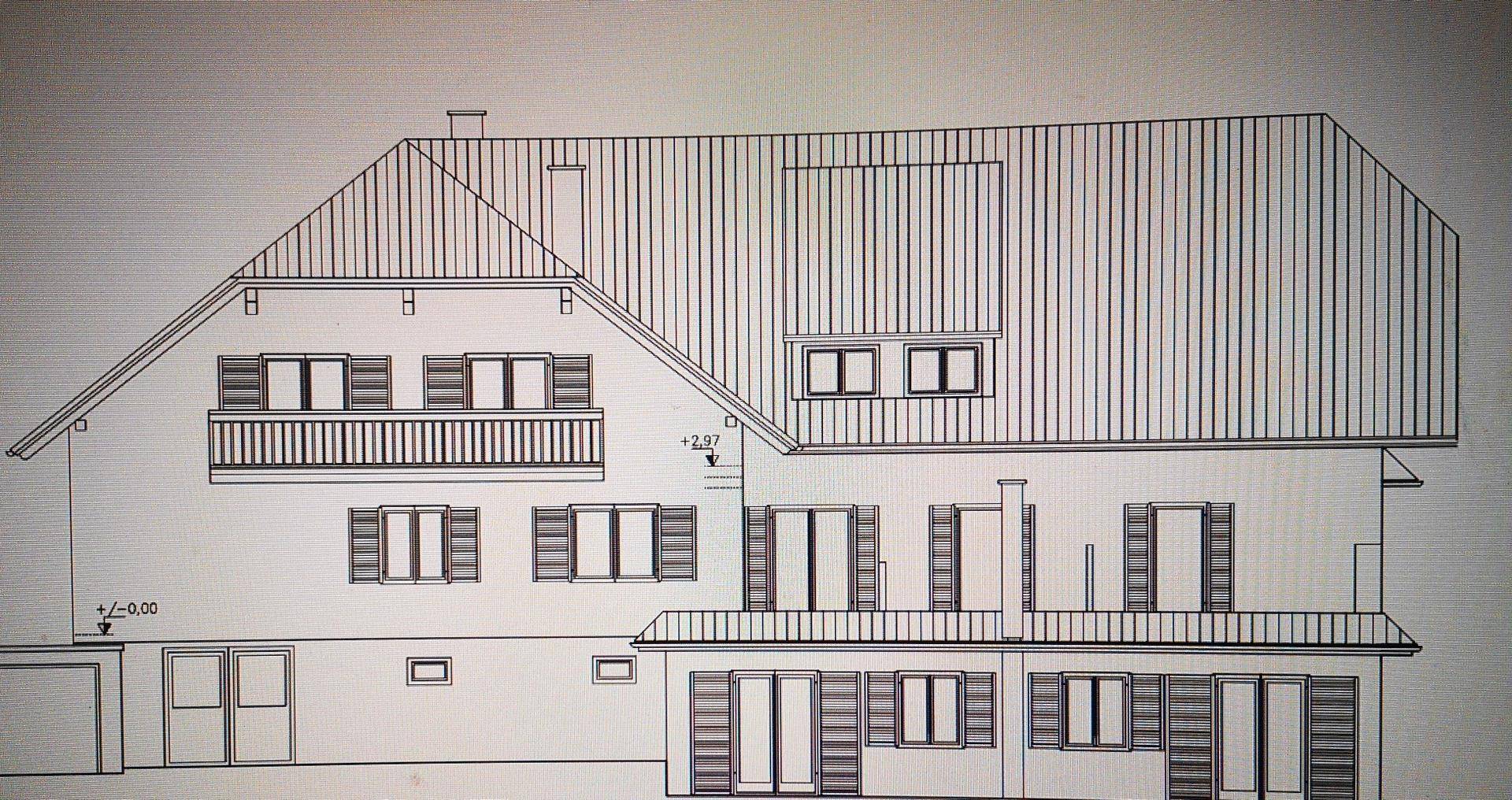 Architektonische Zeichnung der Hausfassade mit mehreren Fenstern, Balkonen und Fensterläden.