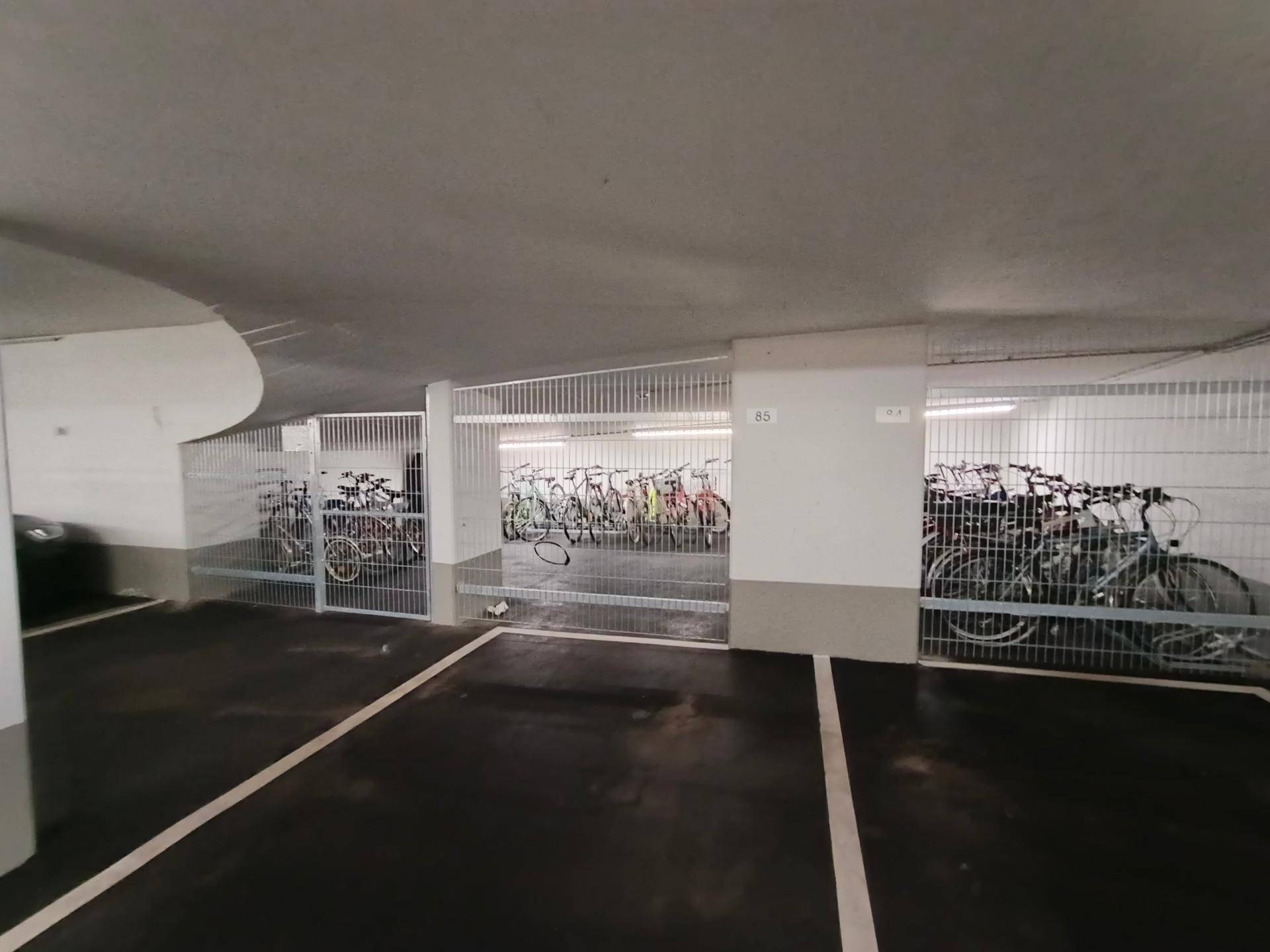 Fahrradabstellplätze in der Tiefgarage, sicher in abschließbaren Gitterboxen untergebracht.