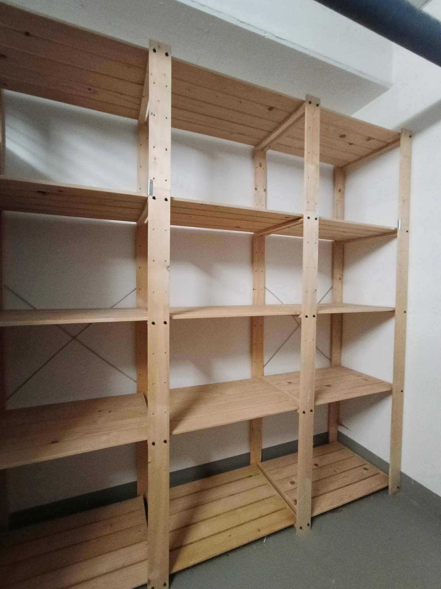 Praktische Holzregale in einem Abstellraum, die viel Stauraum bieten.