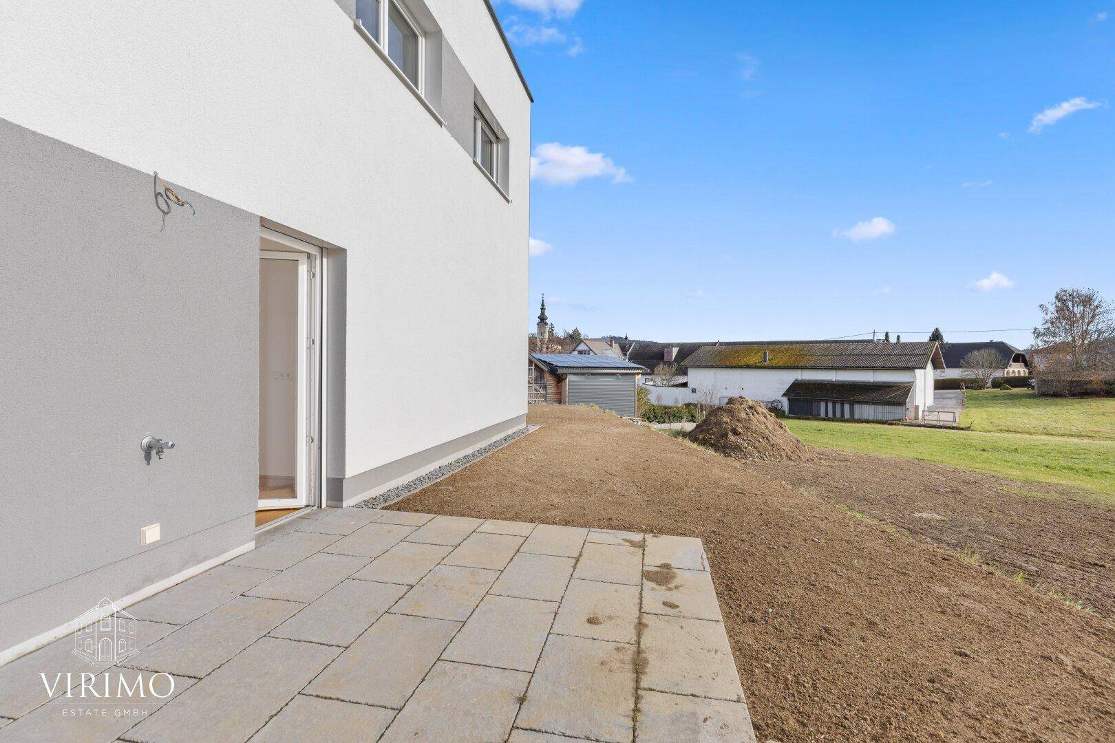 Kleine gepflasterte Terrasse direkt am Haus, ideal für entspannte Stunden im Freien.