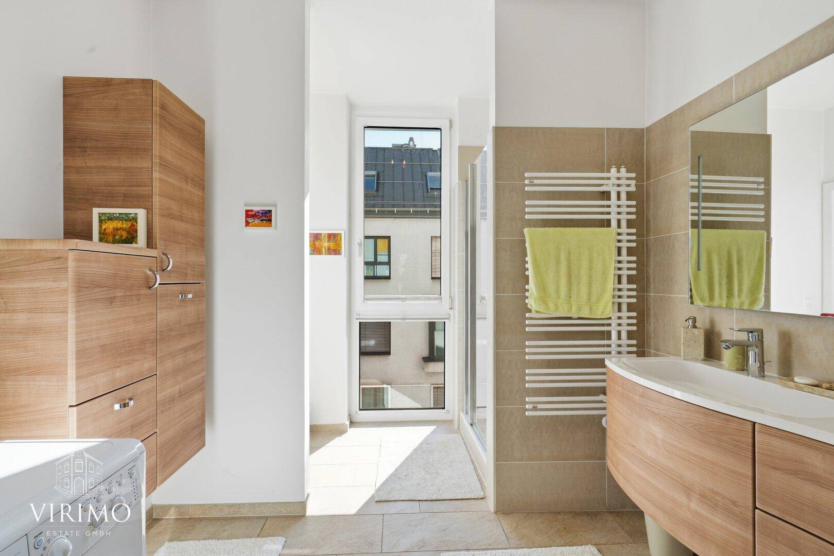 Modernes Badezimmer mit Dusche, Waschtisch, beheiztem Handtuchhalter und Fenster.