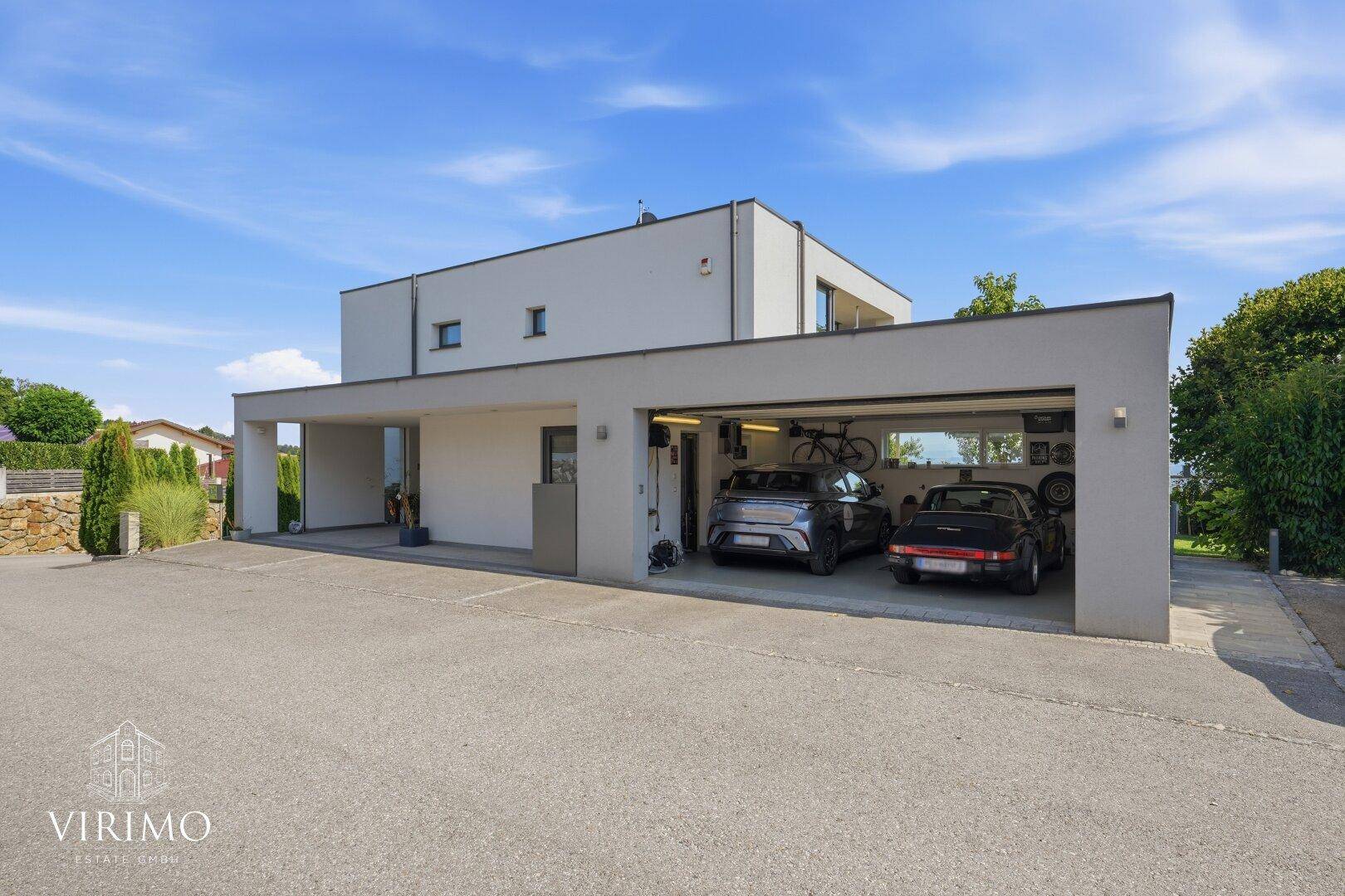Moderne Garage mit Carport und ausreichend Parkmöglichkeiten.