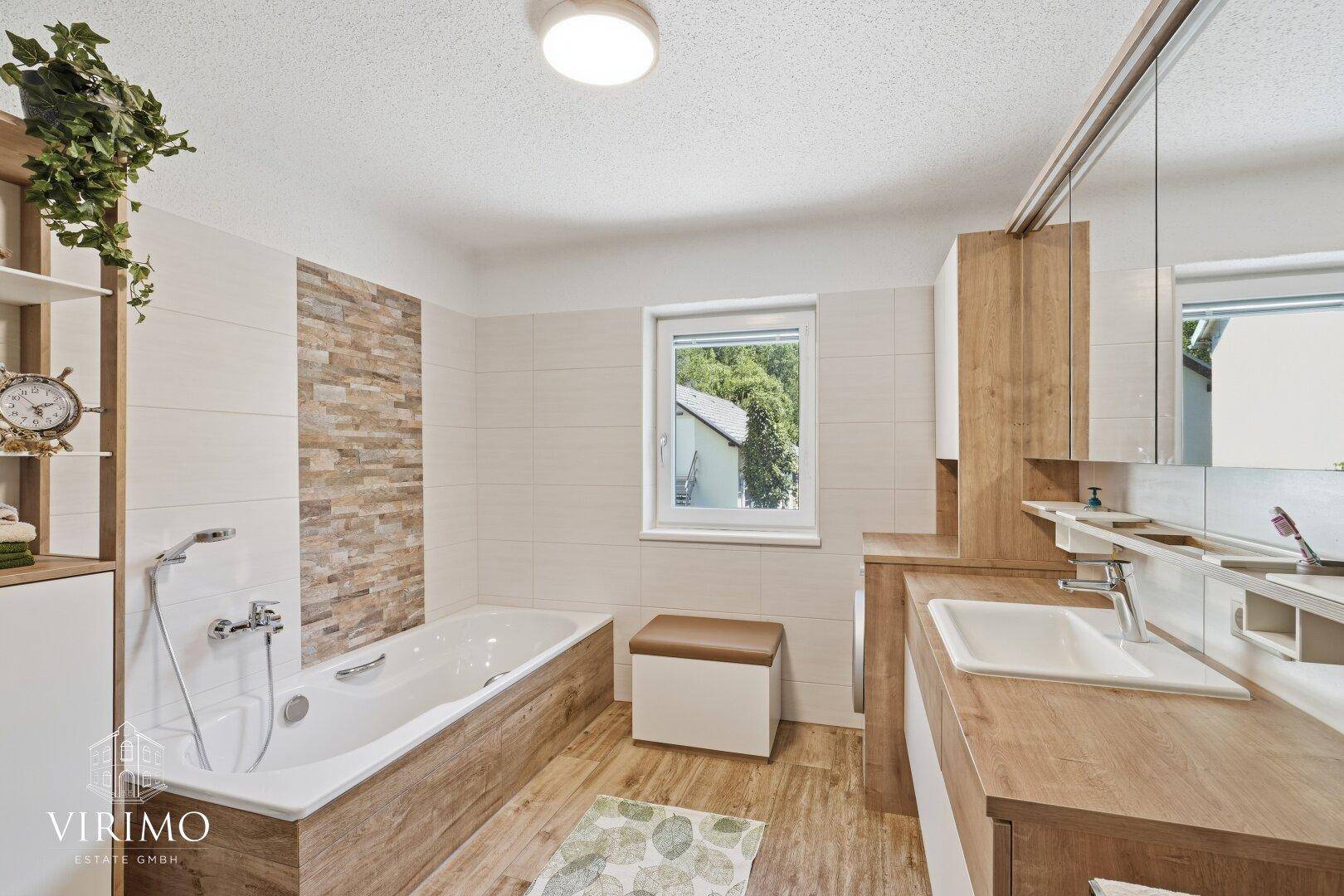 Modernes Badezimmer mit Badewanne, Einzelwaschbecken und Holzakzenten, hell gefliest.
