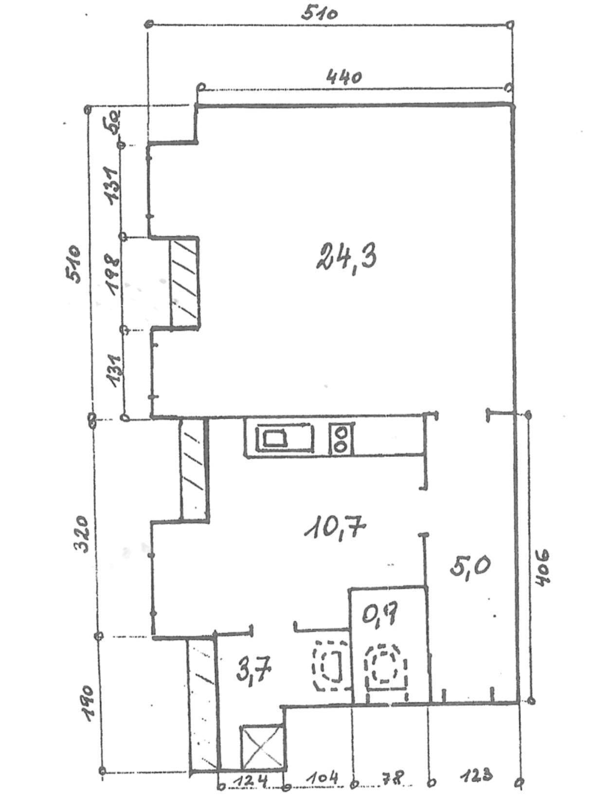 Handgezeichneter Grundriss mit Wohn-Essbereich, Küche, Bad und separatem WC.