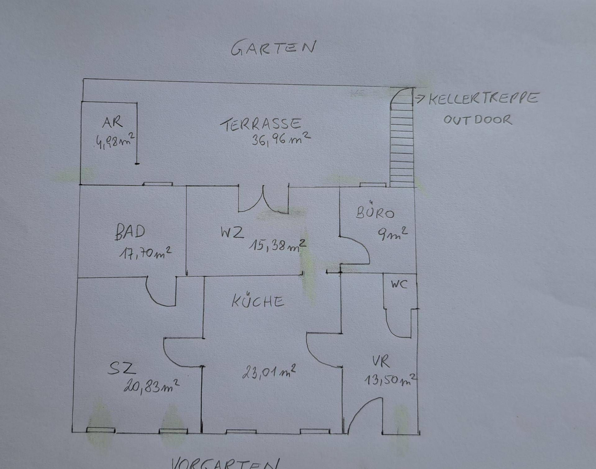 Handgezeichneter Grundriss mit Raumaufteilung und Flächenangaben.