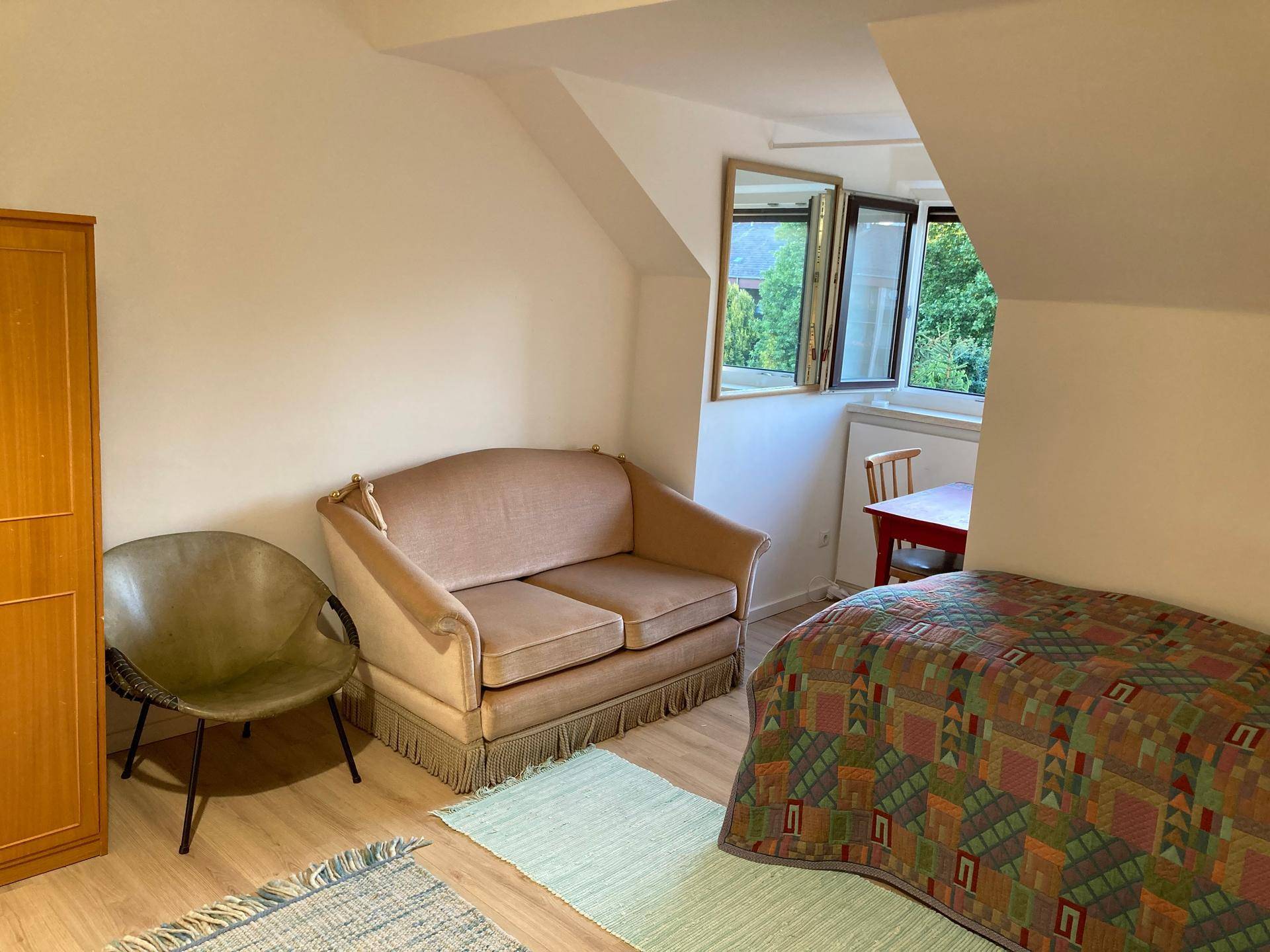 Zimmer, eigenes Bad, Küche (manchmal gemeinsam), Balkon - Mehr