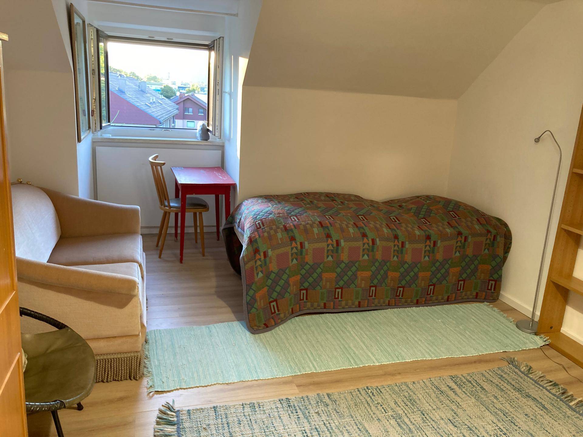 Zimmer, eigenes Bad, Küche (manchmal gemeinsam), Balkon - Ansicht 2
