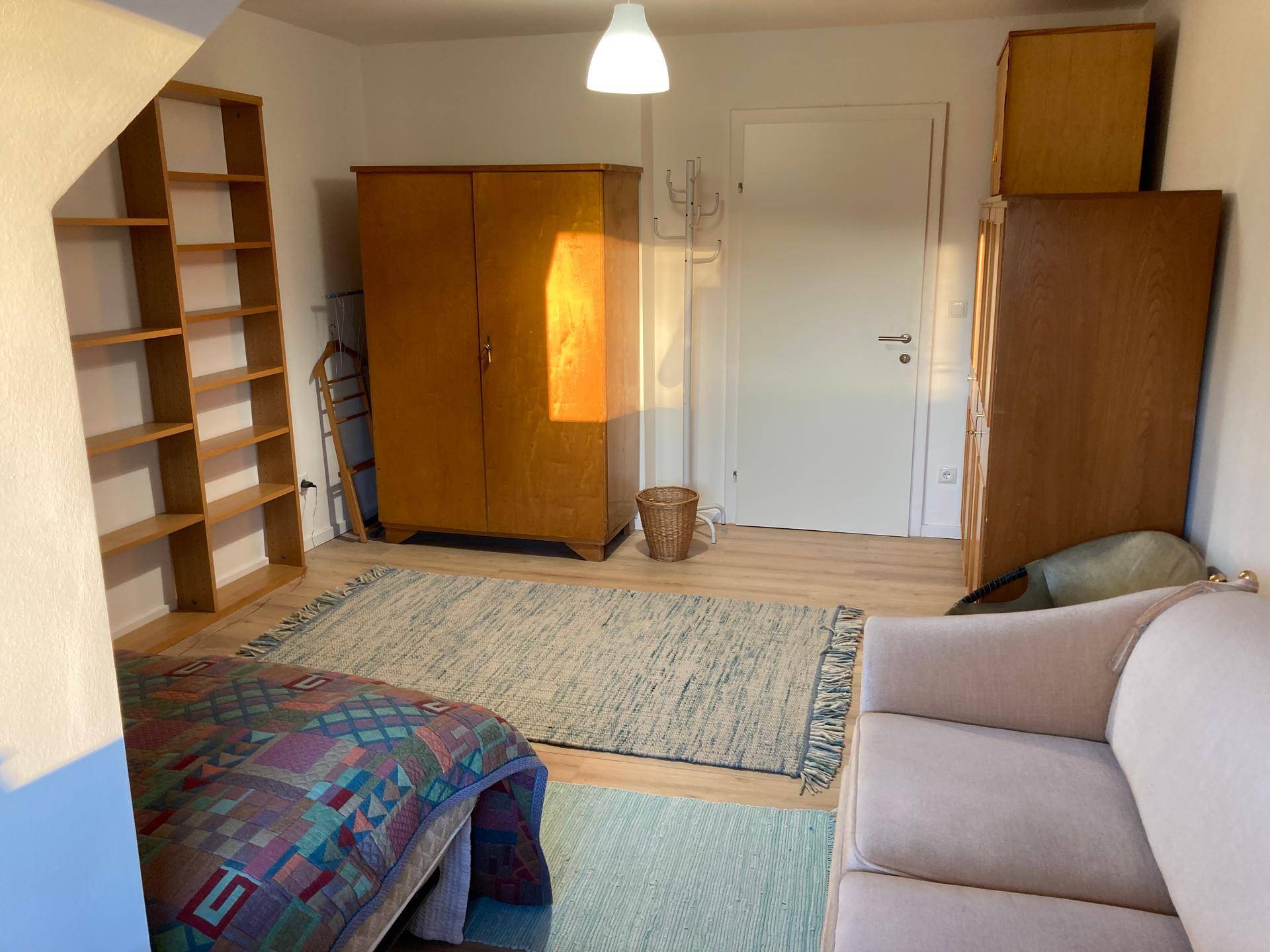 Zimmer, eigenes Bad, Küche (manchmal gemeinsam), Balkon - Ansicht 3
