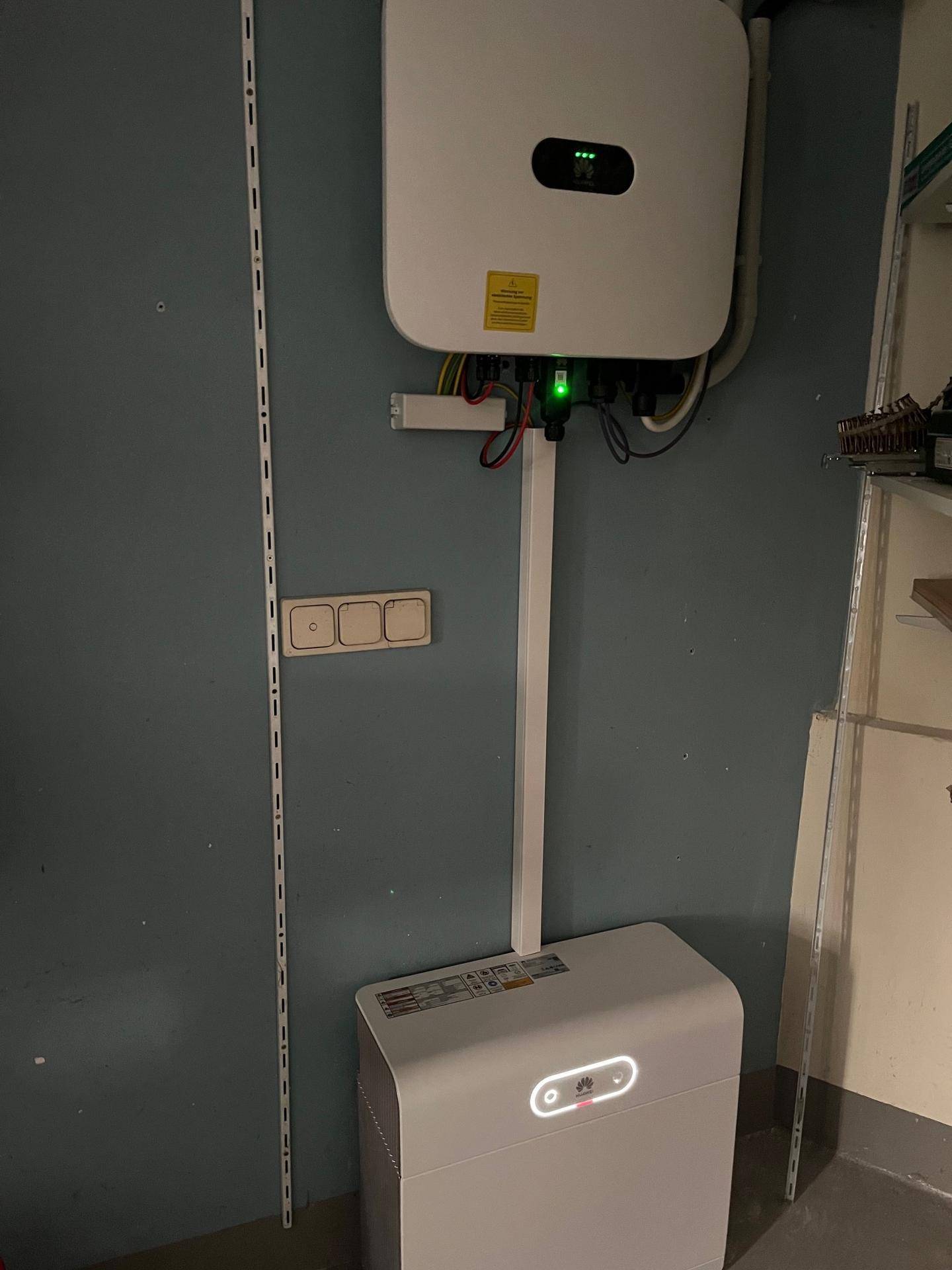 Moderne Photovoltaik-Steuerung und Batteriespeicher in einem Technikraum installiert.