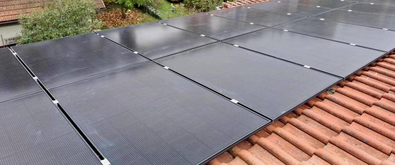 Photovoltaikanlage auf einem Ziegeldach zur nachhaltigen Energiegewinnung.