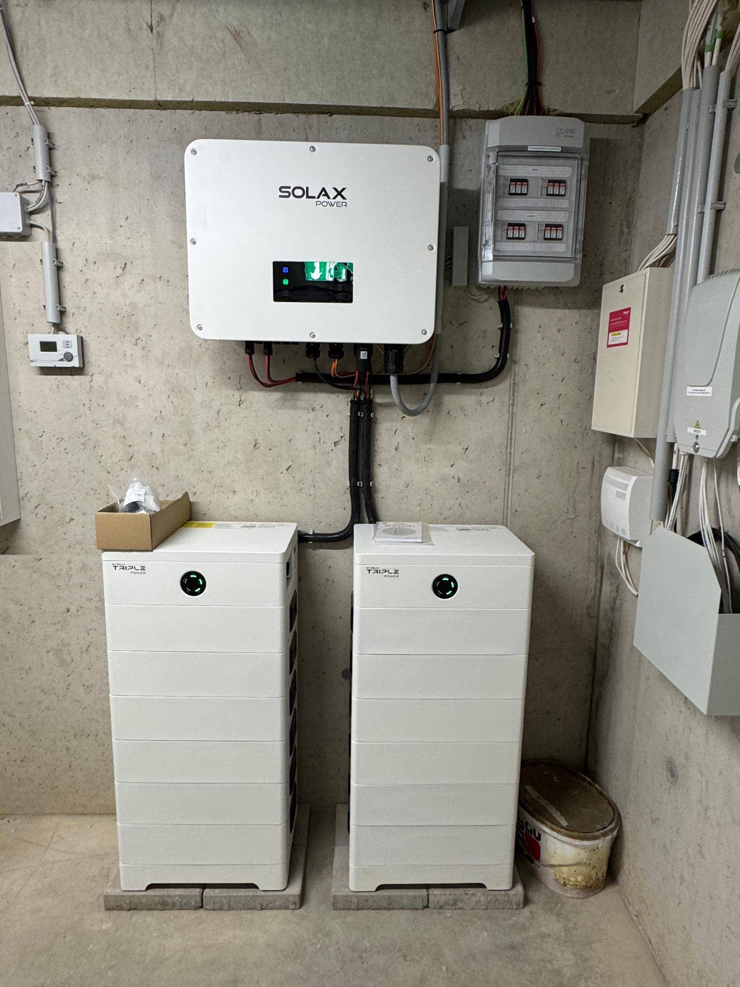 Technikraum mit Solax Wechselrichter und Batteriespeichersystem für die Energieversorgung.