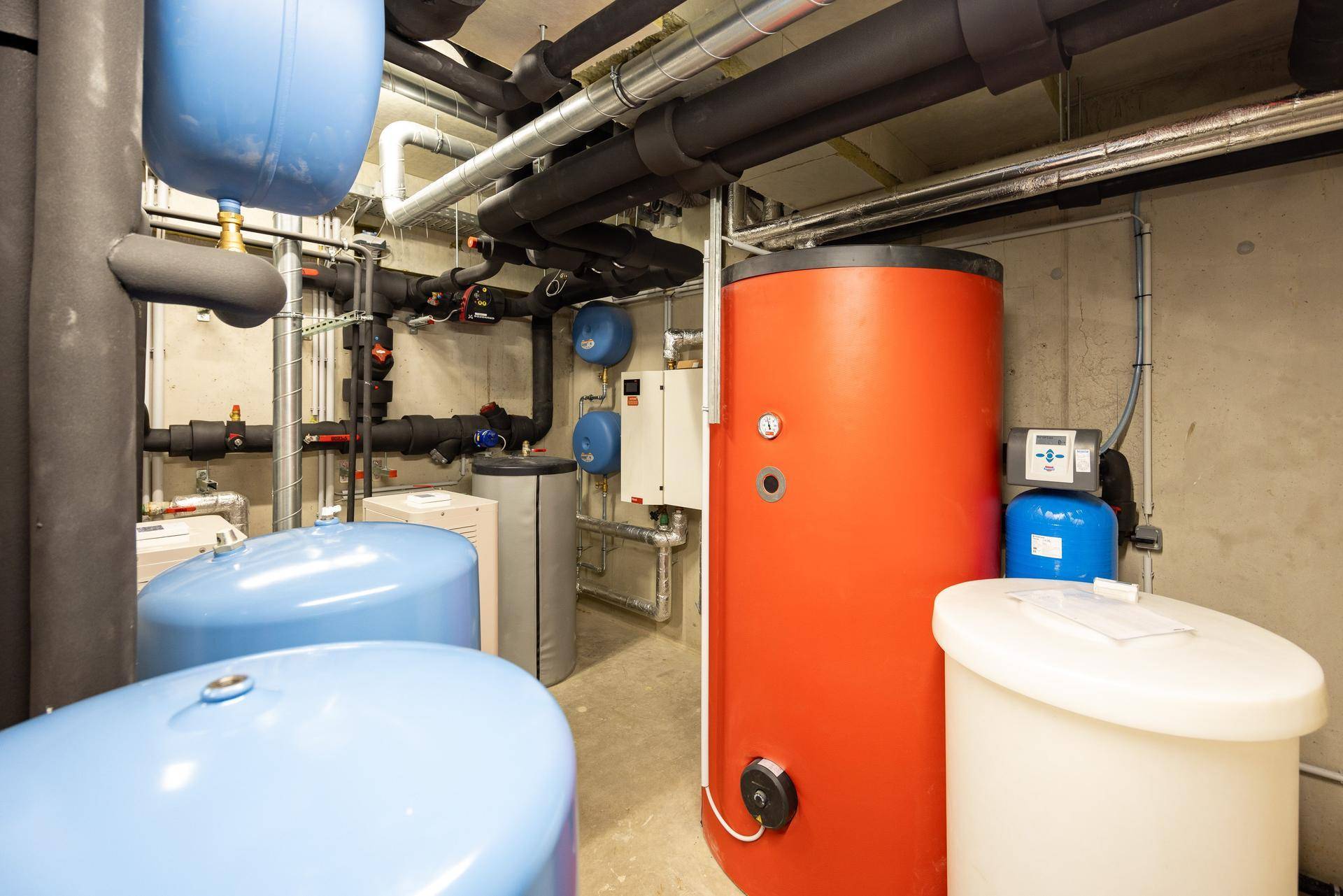 Technikraum mit Warmwasserspeichern und weiteren Installationen für die Haustechnik.