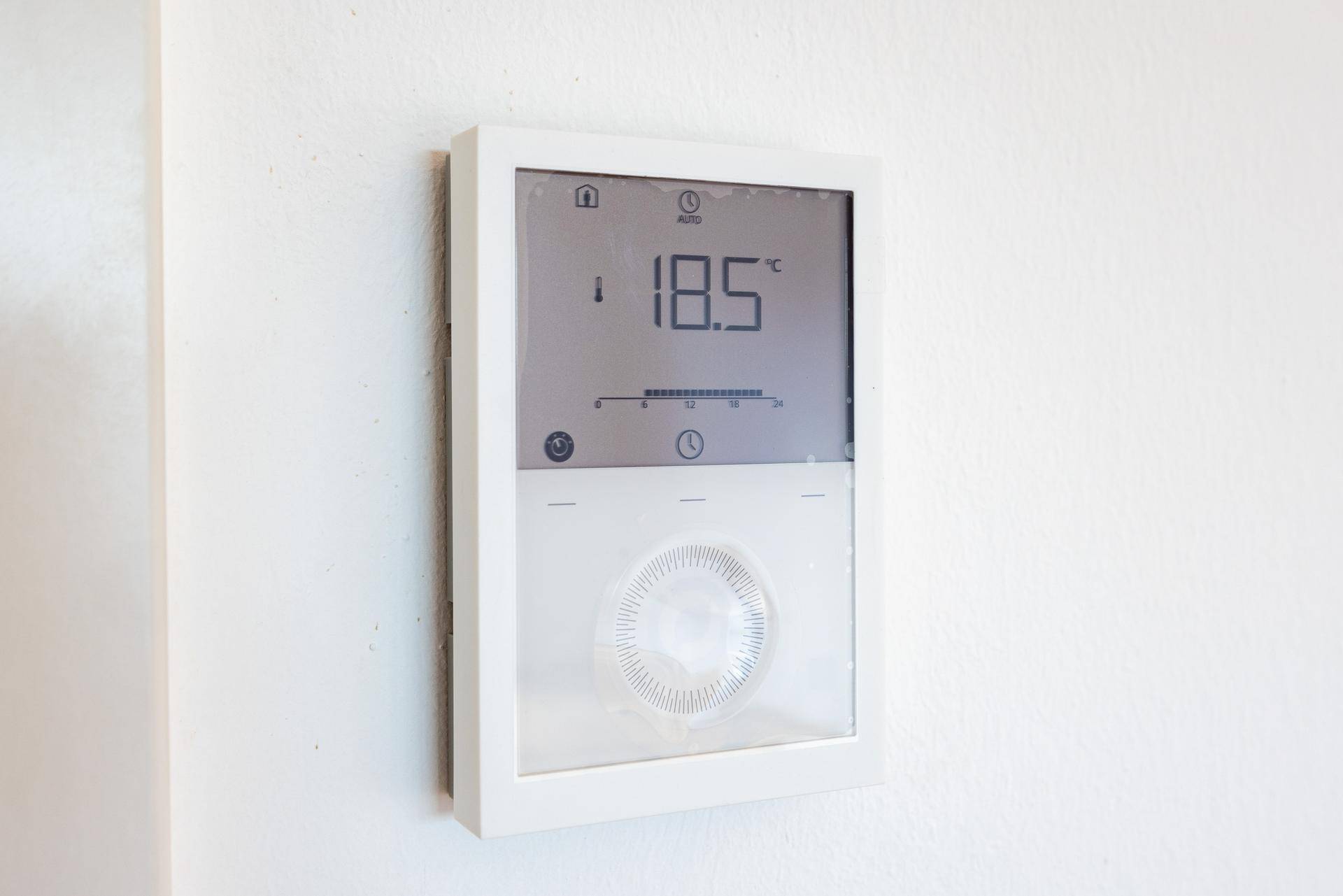 Moderner digitaler Thermostat zur Steuerung der Raumtemperatur.