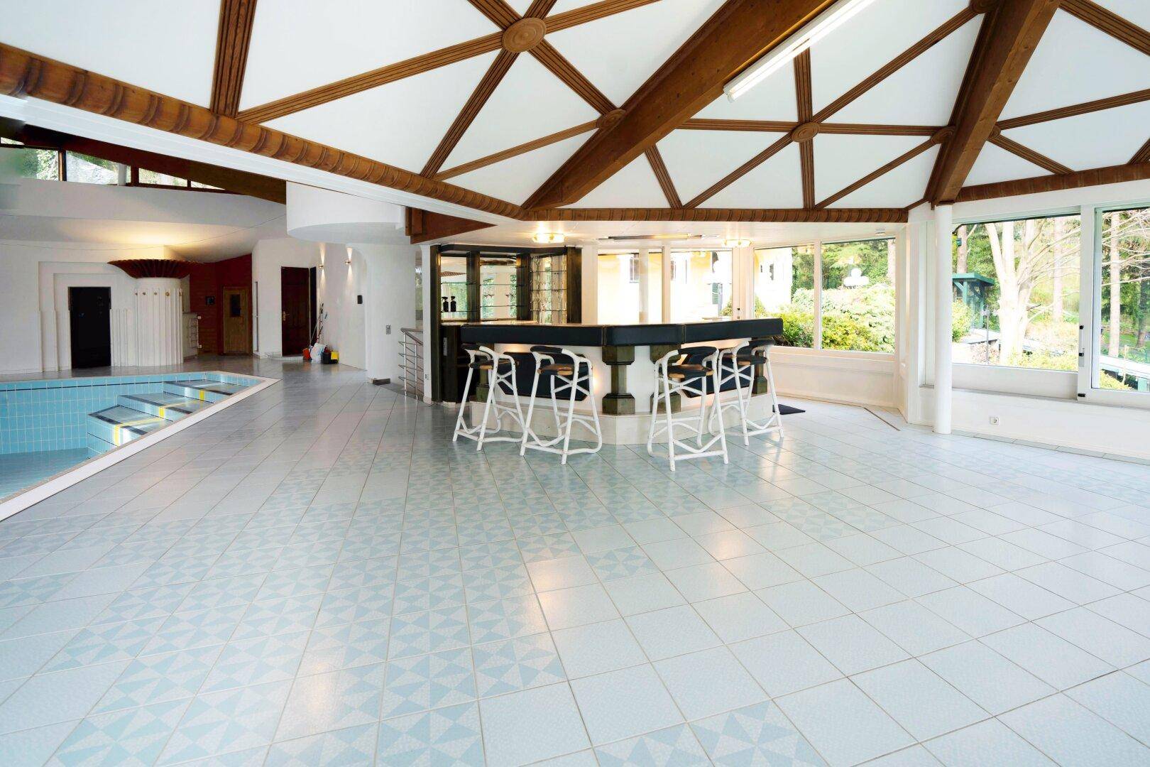 Pool Bar