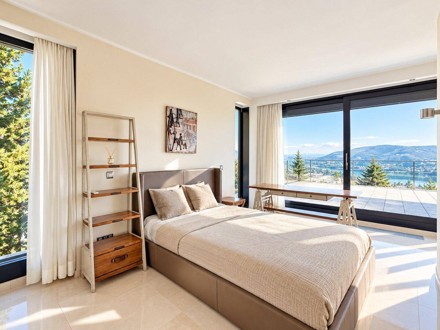Modernes Schlafzimmer mit Doppelbett, Schreibtisch und raumhohen Fenstern mit atemberaubendem Ausblick.