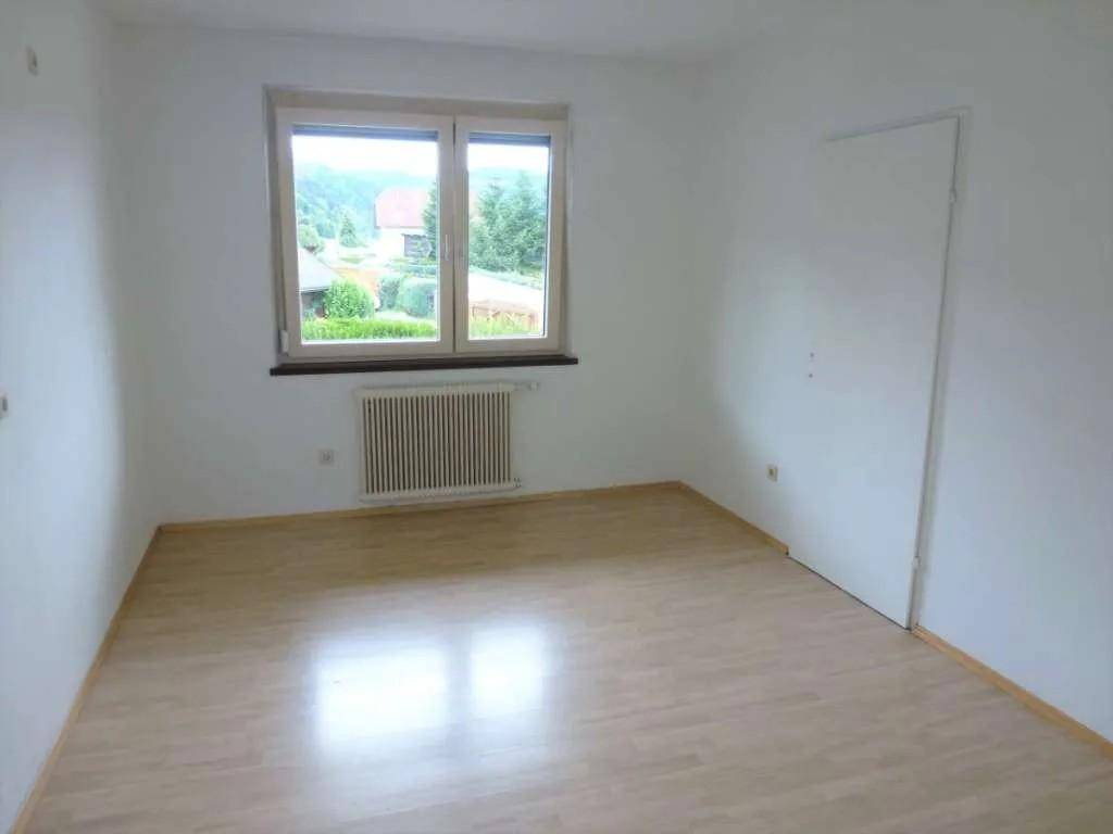 Helles Zimmer mit hellem Laminatboden und weitem Blick über die Landschaft.