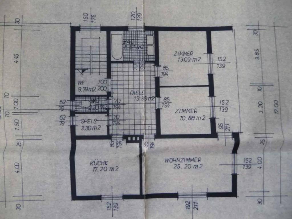 Grundrissplan einer Etage mit Wohnzimmer, Küche, zwei Zimmern und Bad.