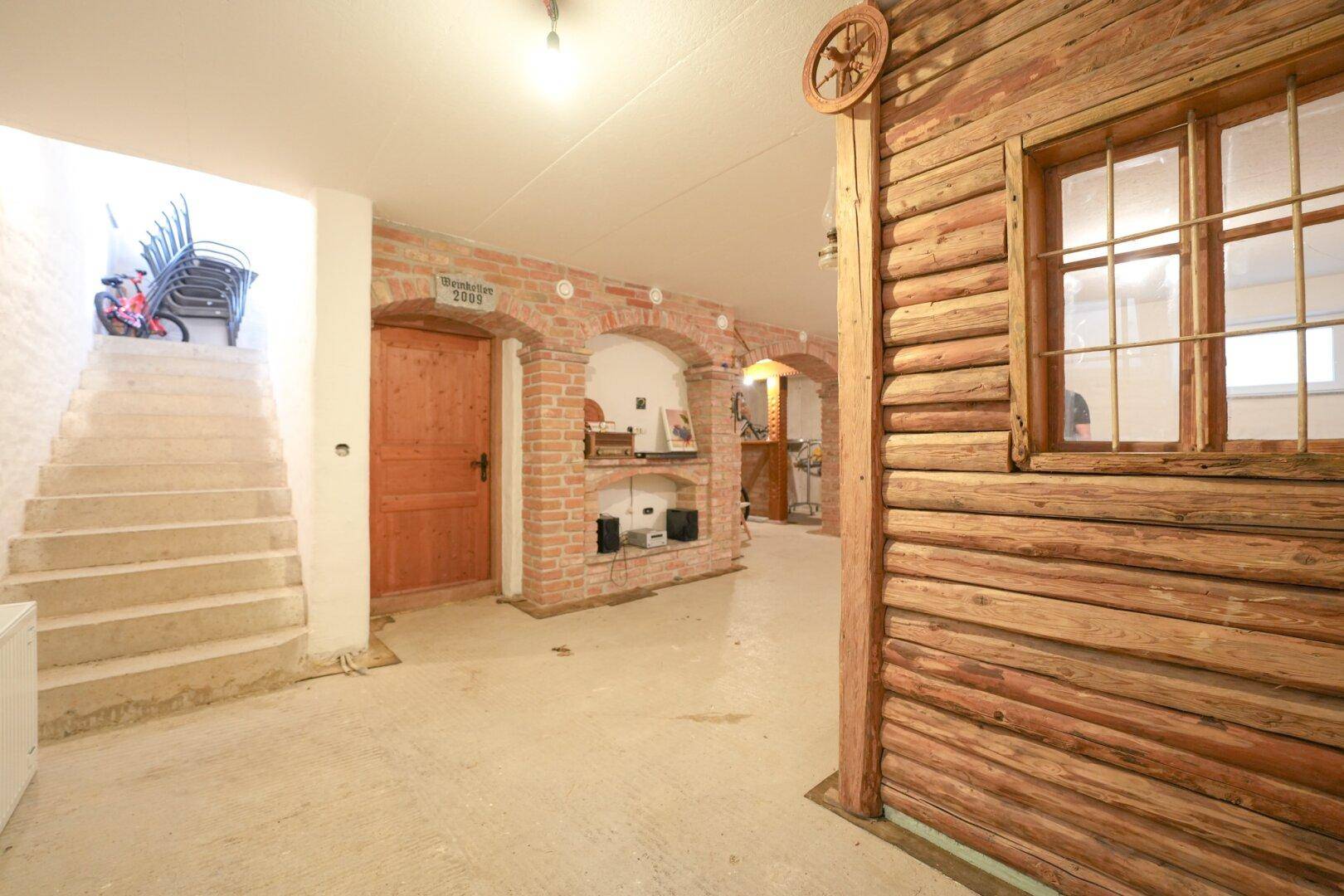 Rustikaler Kellerraum mit Ziegelbögen und dekorativer Holzverkleidung.