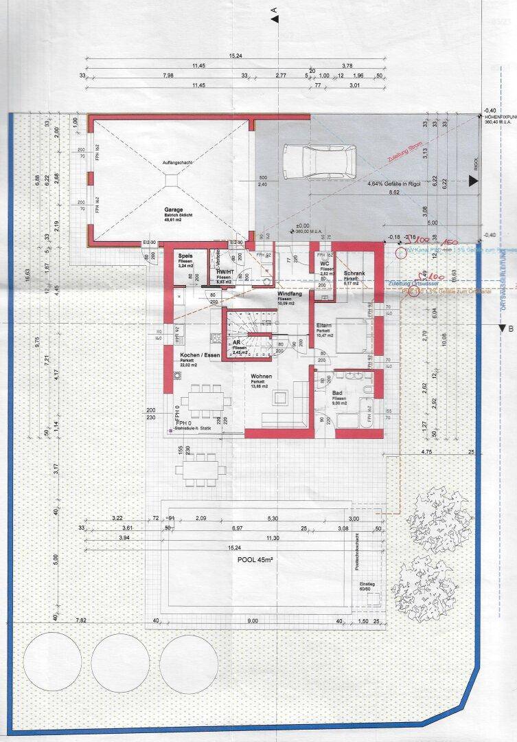 Grundriss des Erdgeschosses mit offener Küche, Wohnbereich, Garage und großem Pool im Garten.