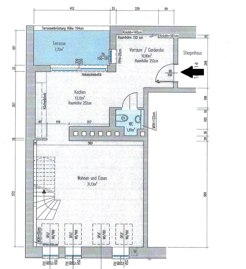 Grundriss der unteren Ebene mit offenem Wohn-Essbereich, Küche, WC und Terrasse.