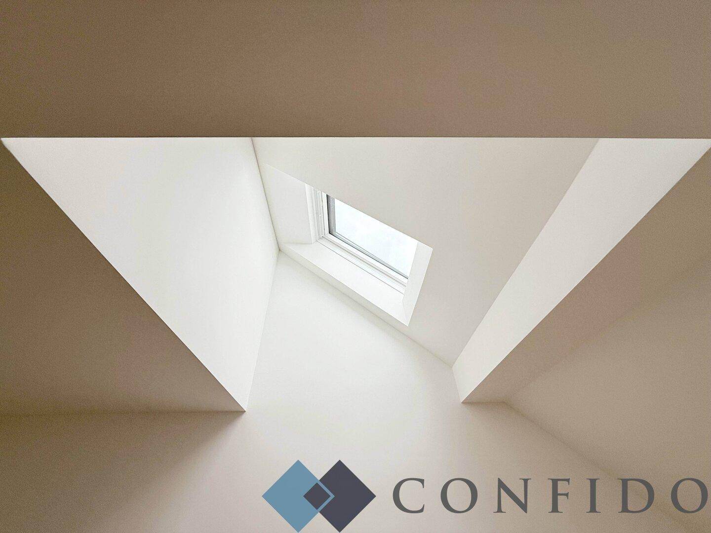 Modernes Dachfenster, das viel natürliches Licht in den Innenraum bringt.