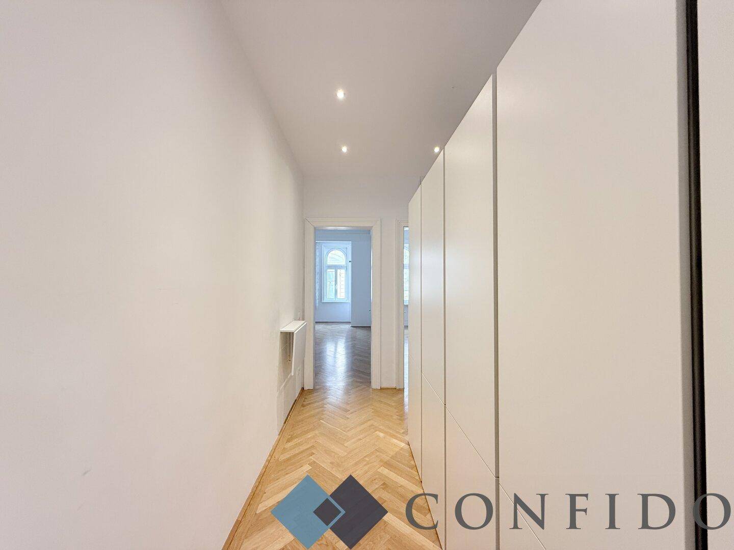 Wohnungsflur mit Einbauschrank