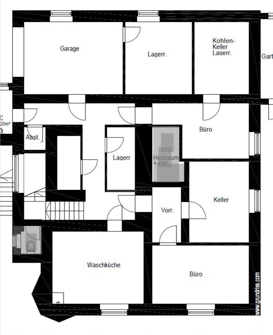 Grundriss eines Untergeschosses mit Garage, Waschküche, Heizraum, mehreren Lagerräumen und Büros.