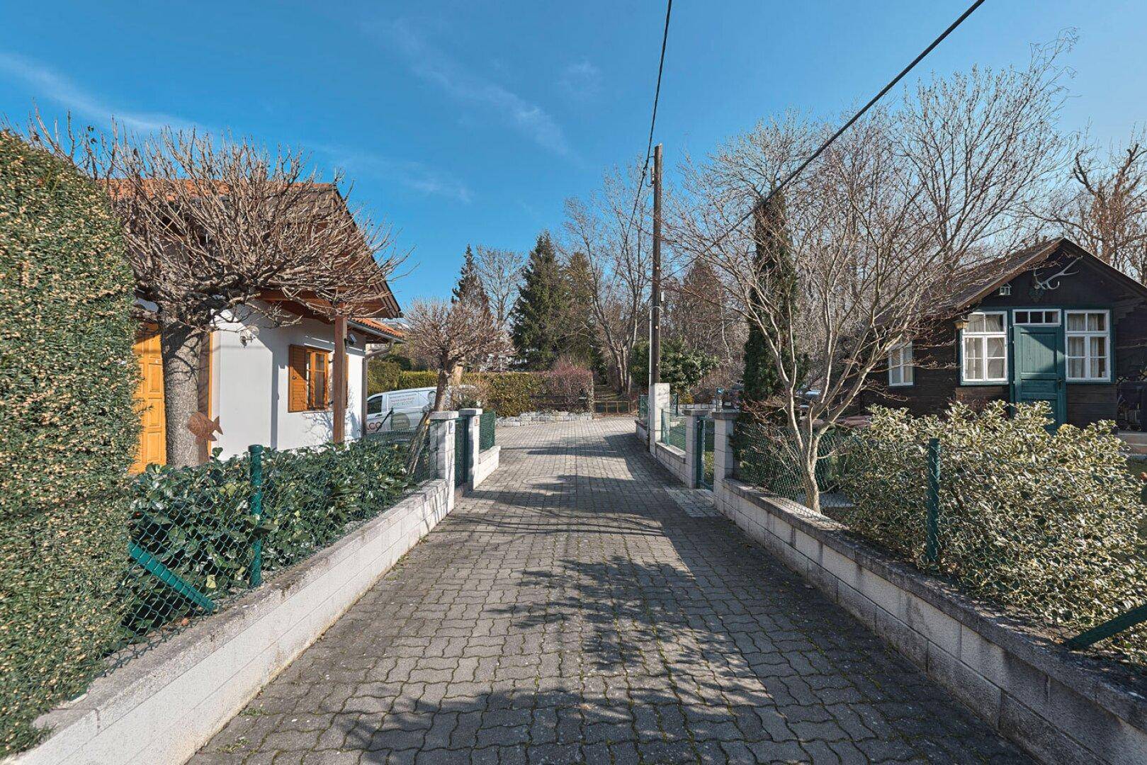 Ab ins kühle Nass: Bungalow mit Pool und zusätzlichem Baugrundstück am Schafberg mit Entwicklungspotenzial - Ansicht 5