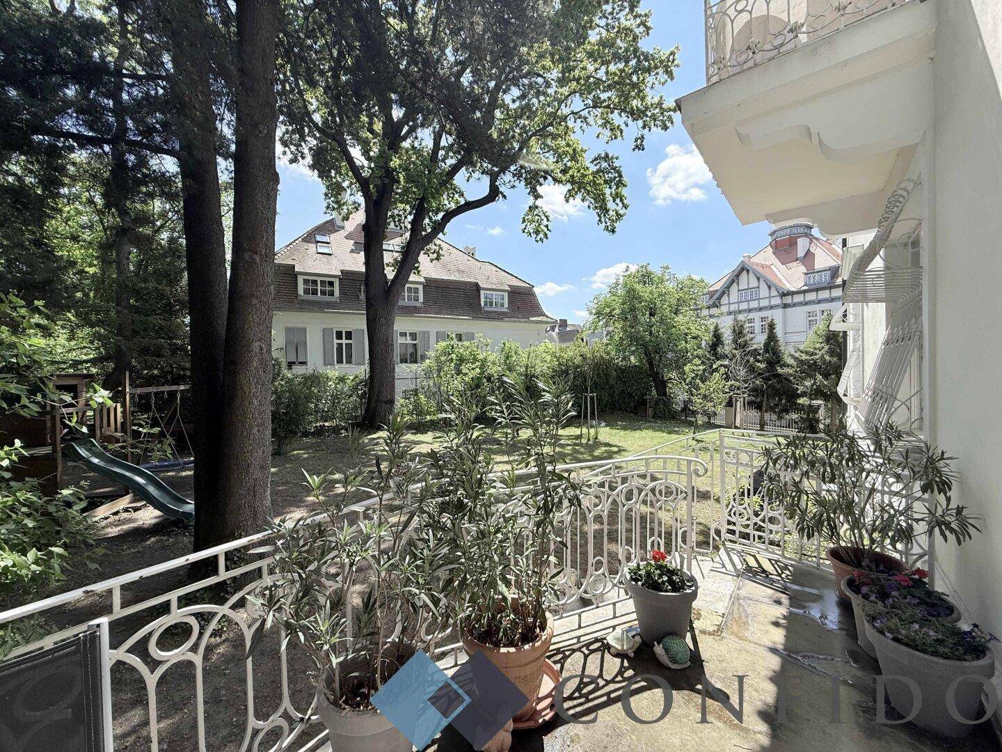Balkon mit Ziergeländer und Topfpflanzen, bietet einen schönen Blick auf den Garten und die Umgebung.