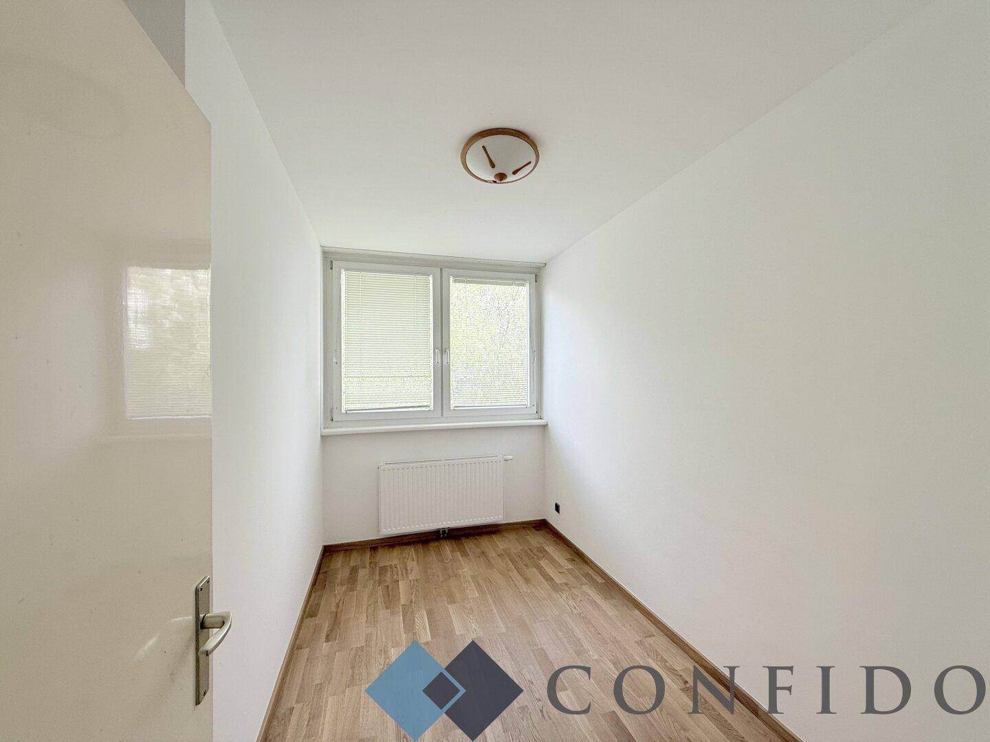 Weiteres helles Schlafzimmer mit Parkettboden und Fenster, vielseitig nutzbar.