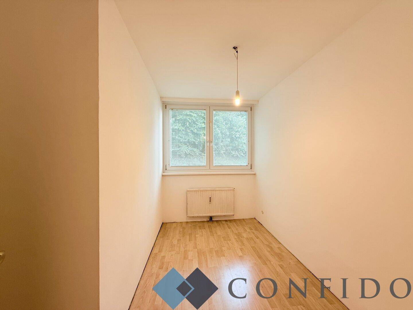 Kleines, helles Zimmer mit Parkettboden und Fenster, vielseitig nutzbar als Schlaf- oder Arbeitszimmer.