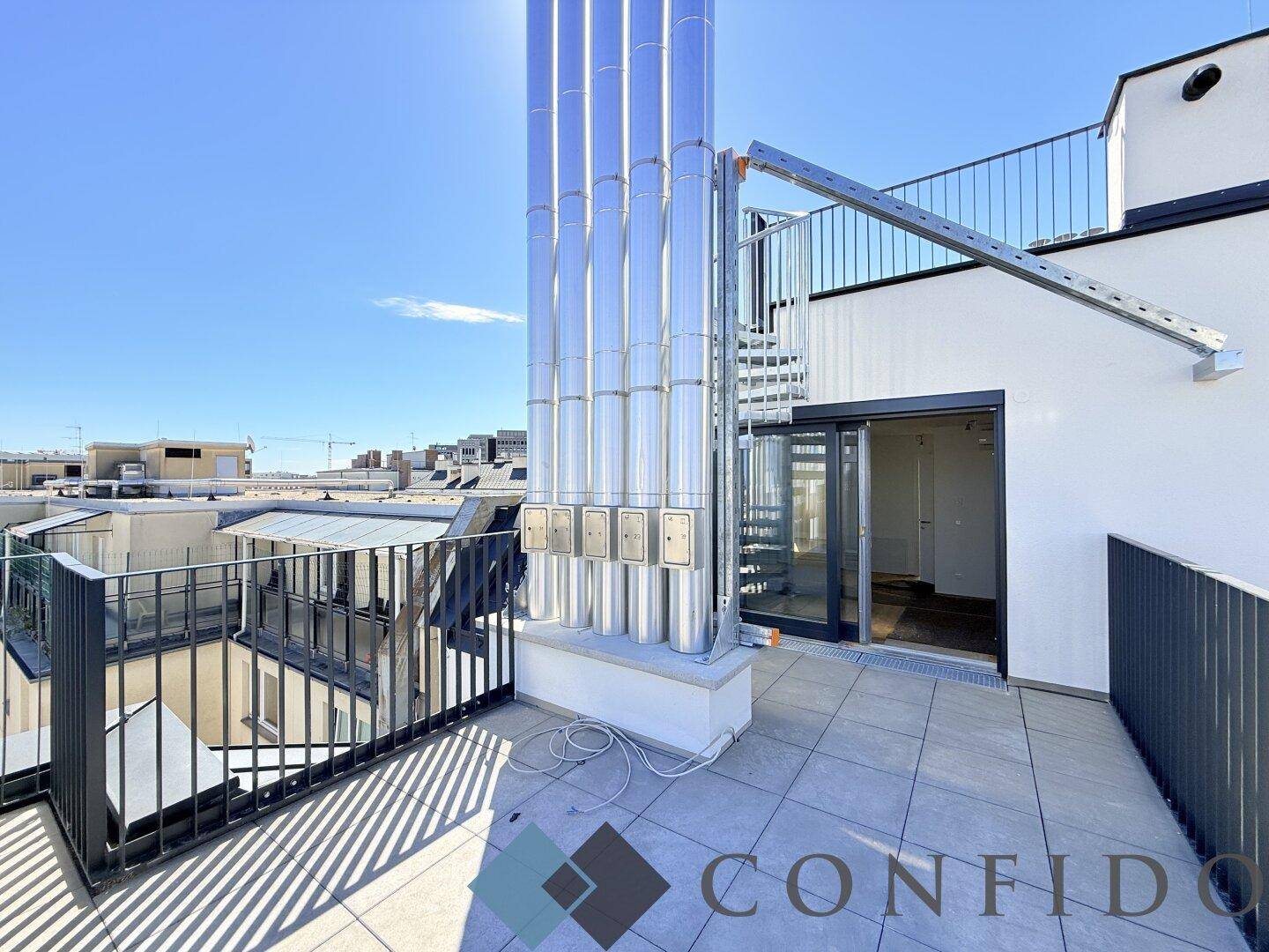 Dachterrasse mit Zugang zum Innenbereich und einer externen Wendeltreppe.