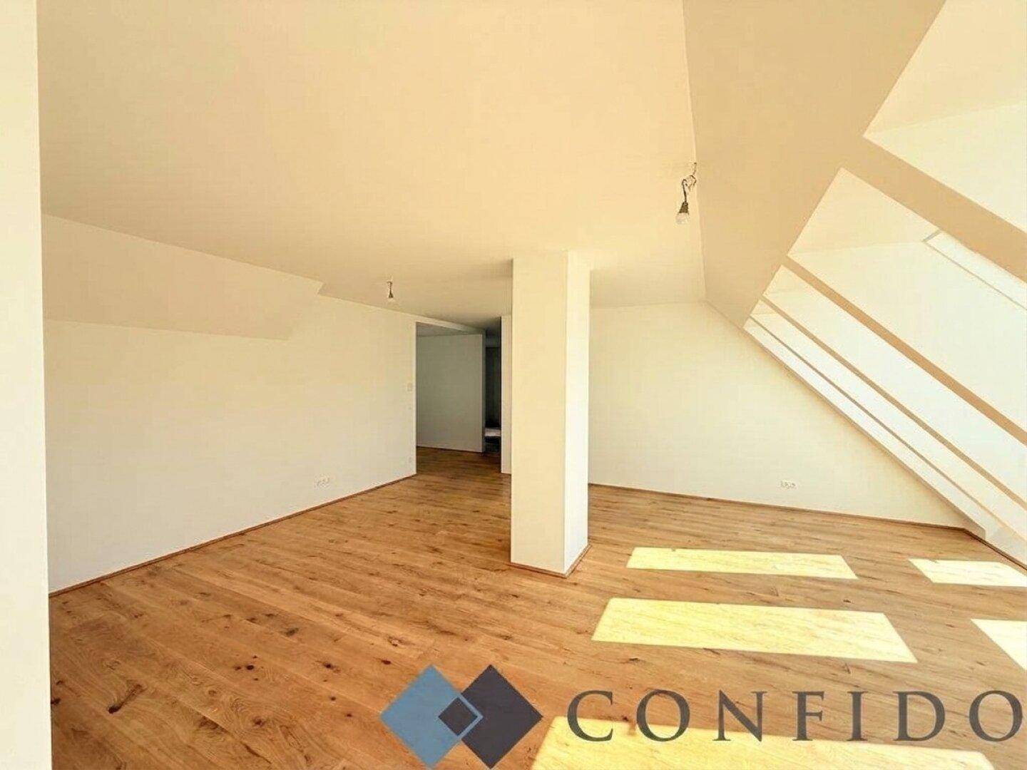 Geräumiger Wohnbereich mit Holzboden und weiß gestrichenen Wänden, ideal für individuelle Gestaltung.
