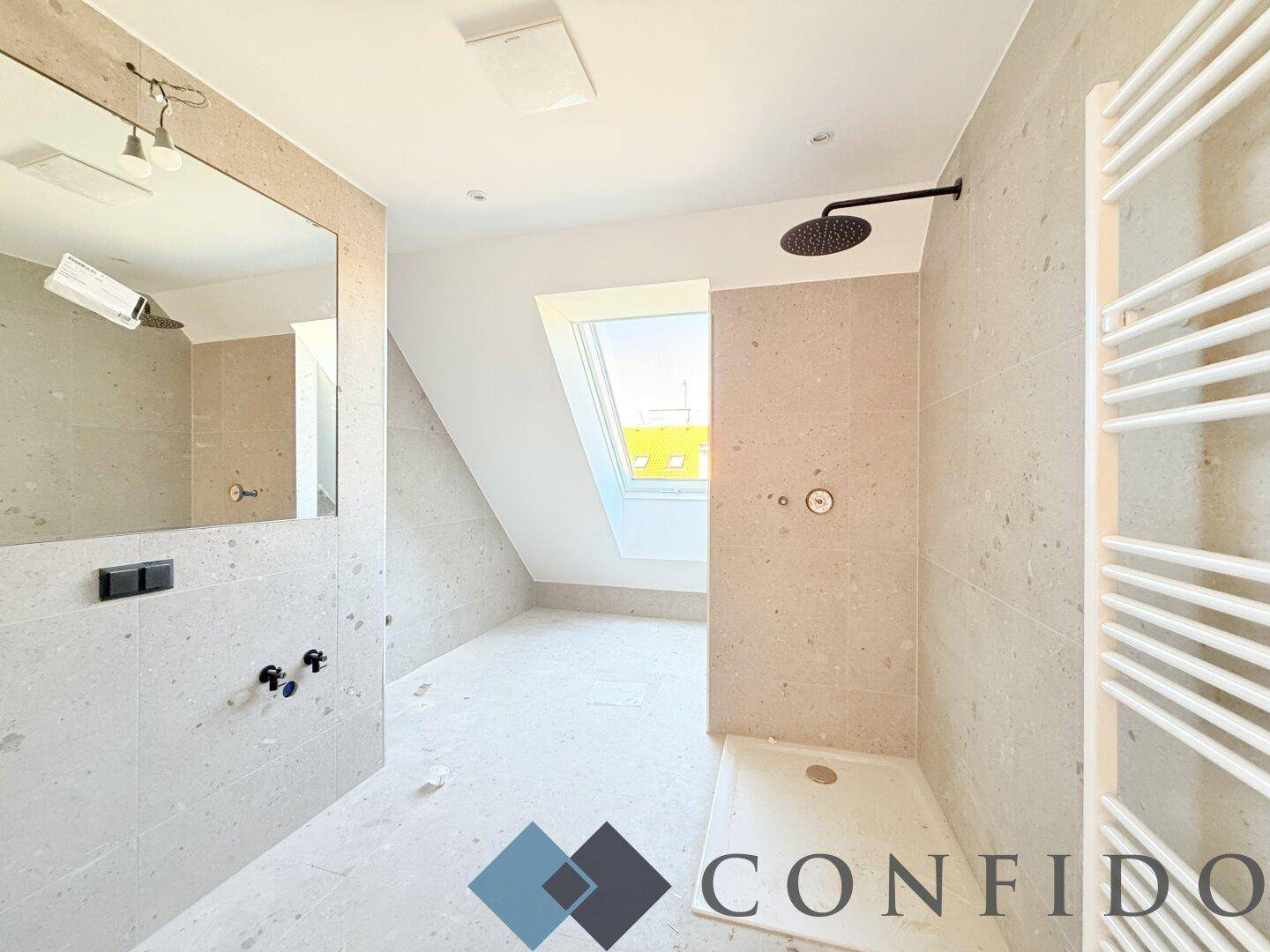 Modernes Badezimmer mit begehbarer Dusche, Dachfenster und hellen Fliesen.