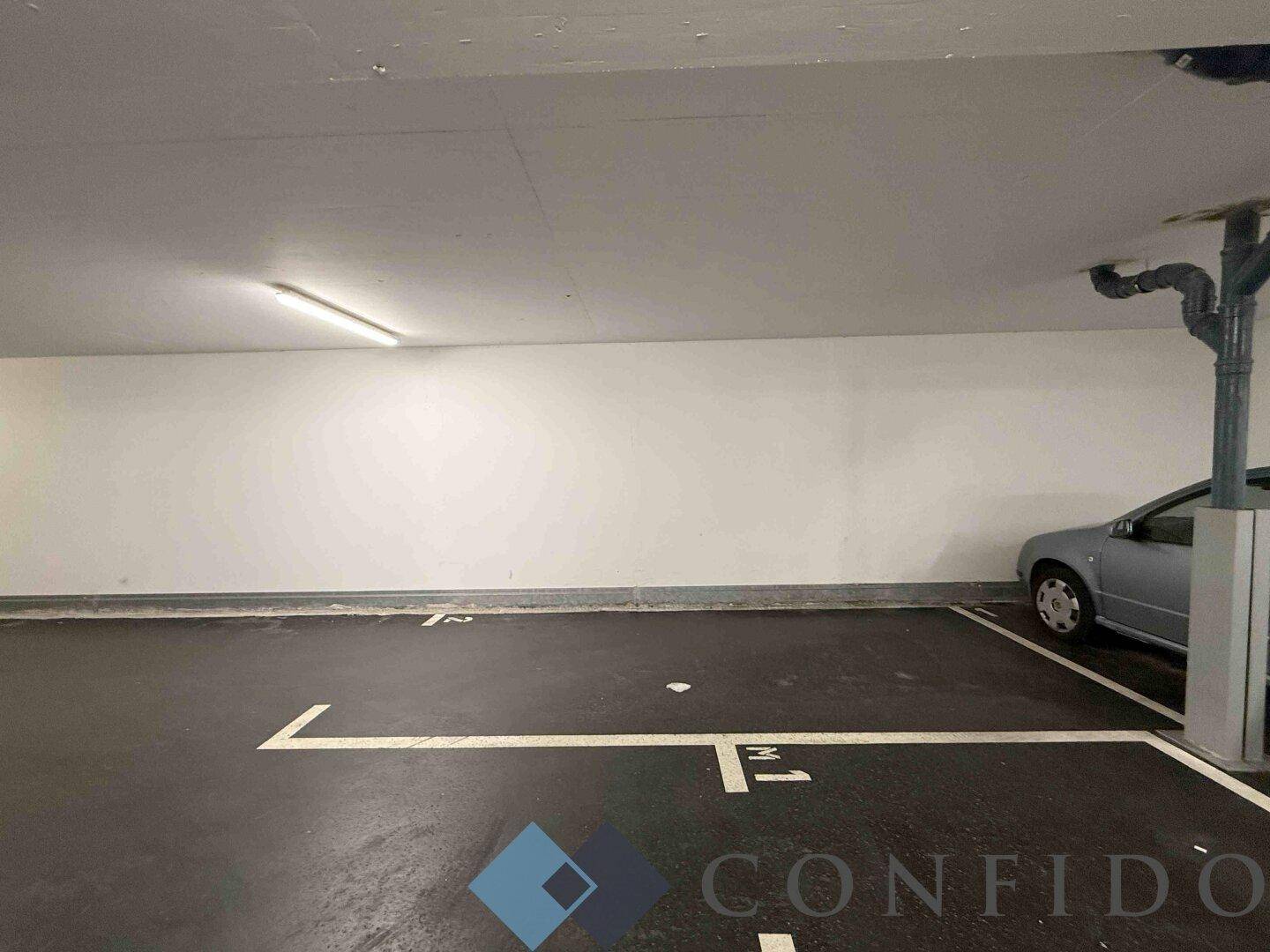 Geräumiger Stellplatz in der Tiefgarage, bietet sichere Parkmöglichkeiten.