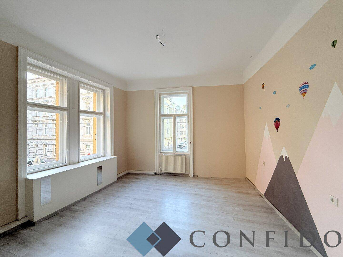 Kinderzimmer mit verspielter Berg- und Heißluftballon-Wandmalerei, hellem Laminatboden und großen Fenstern.