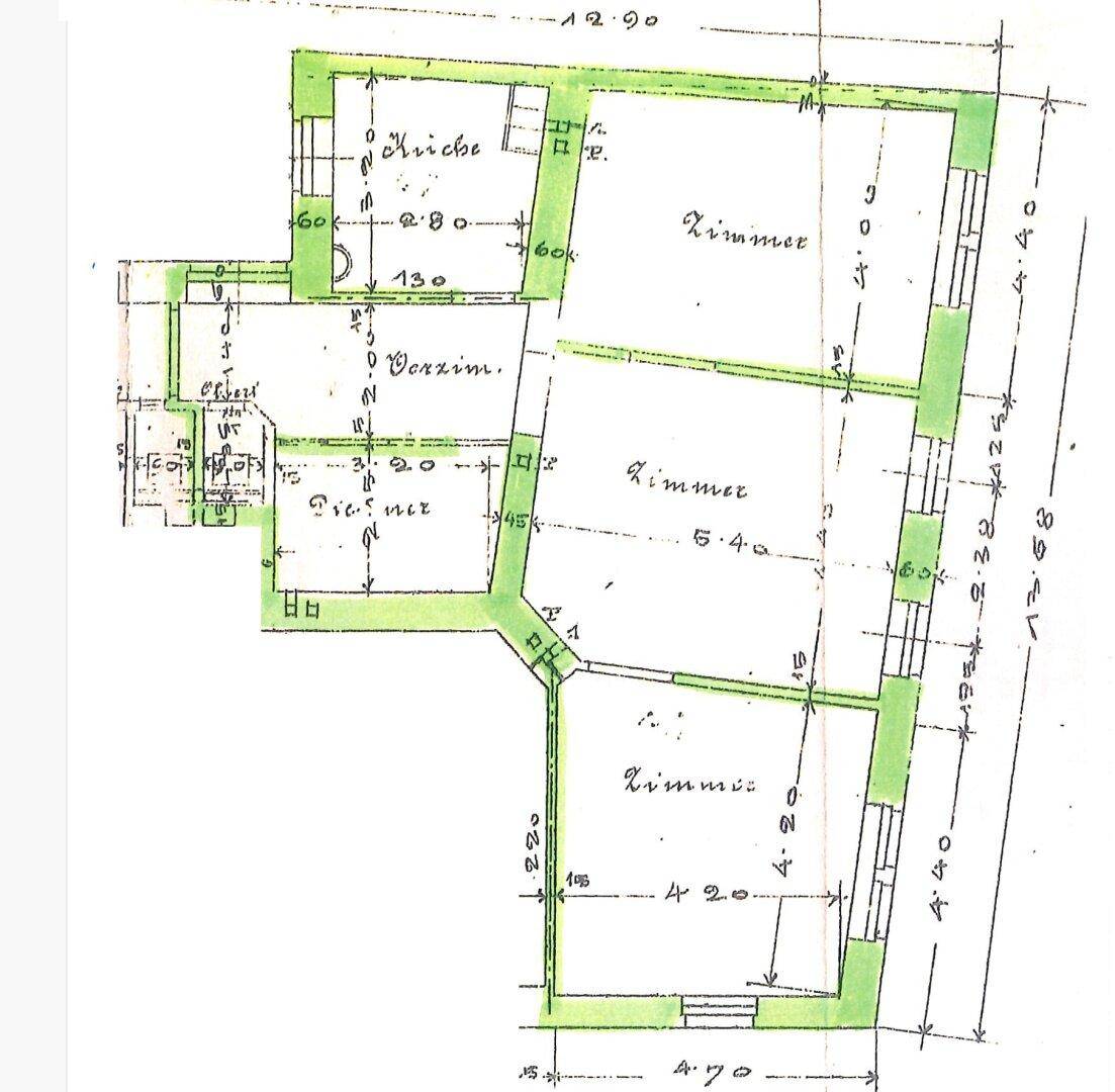 Handgezeichneter Grundriss mit Zimmeraufteilung und Maßangaben, die die Raumstruktur verdeutlichen.