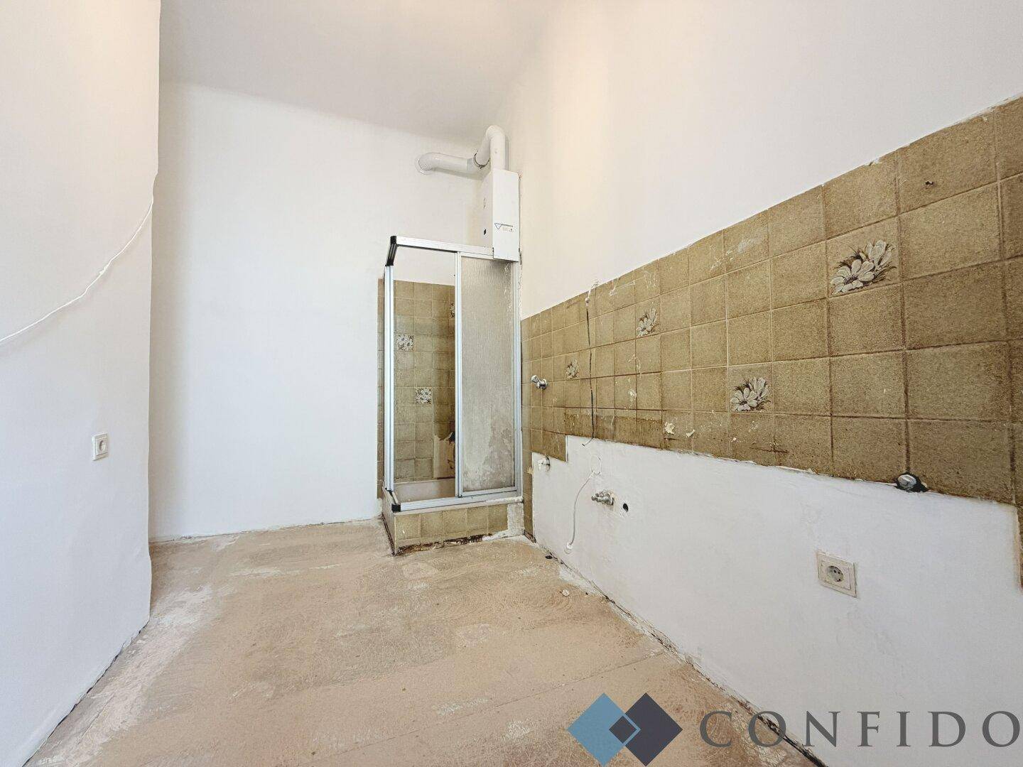 Badezimmer in Renovierung mit alter Duschkabine und Fliesen, bietet Potenzial zur Modernisierung.