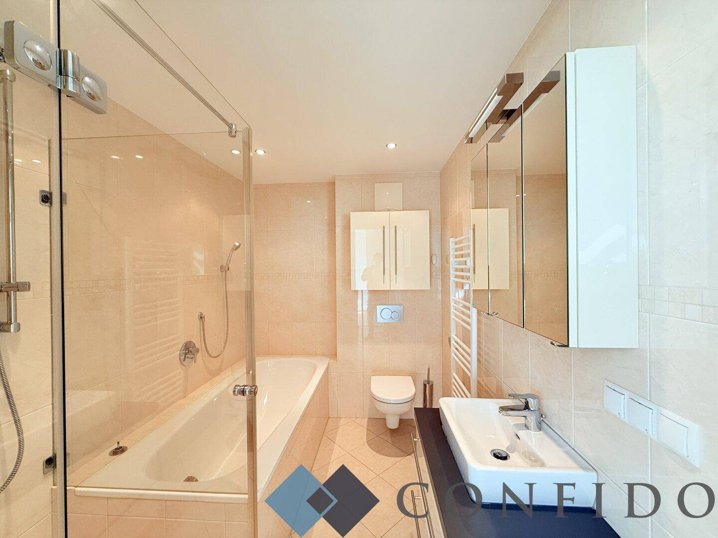 Modernes Badezimmer mit Badewanne, Duschabtrennung, Einzelwaschbecken und beheiztem Handtuchhalter.