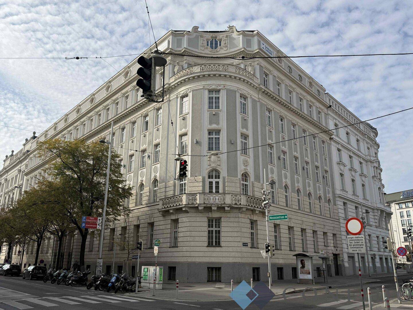 Prächtiges Eckgebäude mit klassischer Architektur, vielen Fenstern und Balkonen in der Stadt.