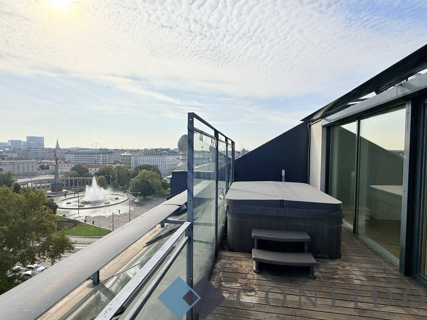 Exklusive Dachterrasse mit Whirlpool und weitem Blick über die Stadt.