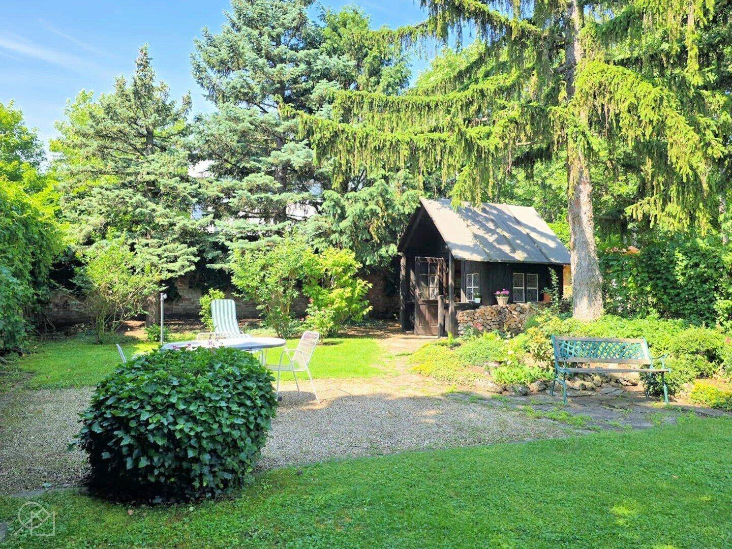 Gartenhäuschen hinten im Garten