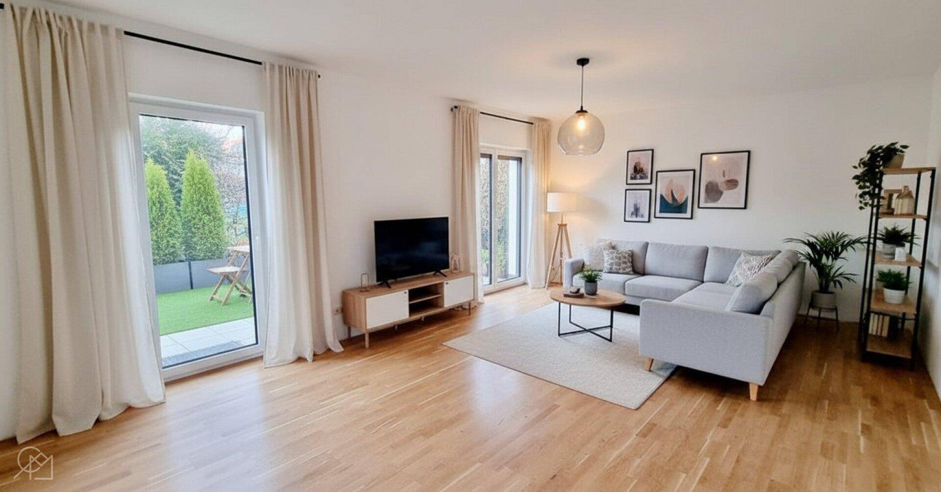 Gemütliches Wohnzimmer mit modernem Sofa, Holzboden und direktem Zugang zum Garten.