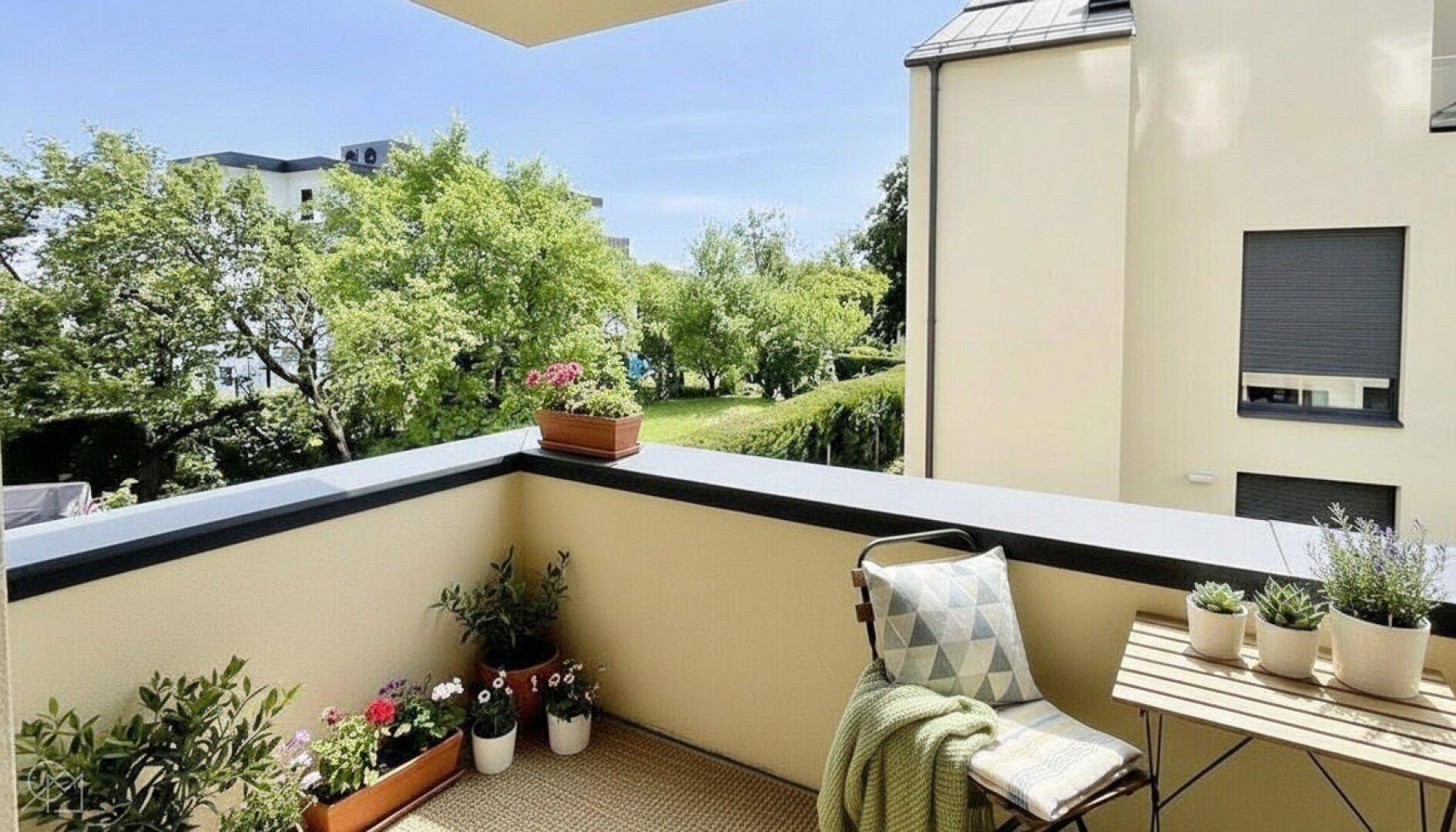 Gemütlicher Balkon mit Sitzgelegenheiten und Blick ins Grüne, ideal zum Entspannen im Freien.