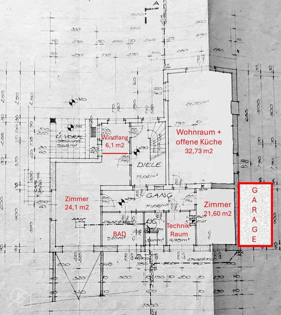 Grundriss des Erdgeschosses mit Wohnraum, offener Küche und Garage.