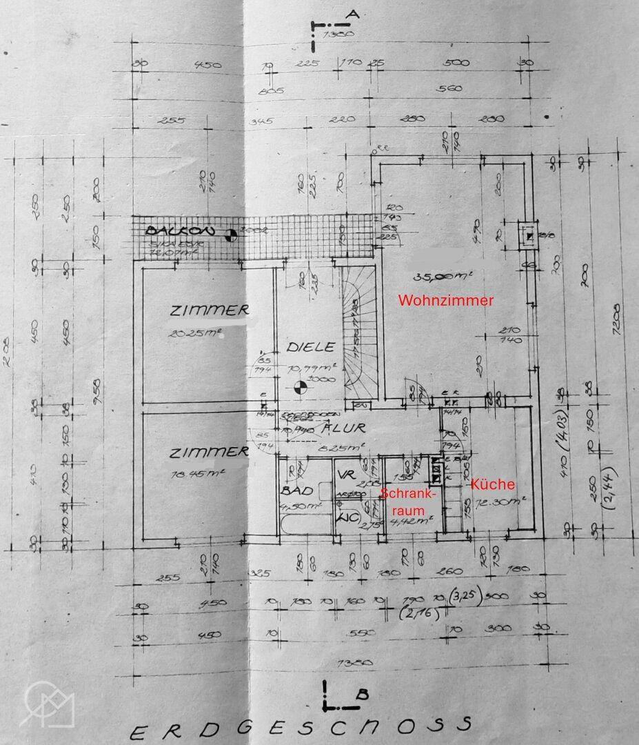 Grundriss des Obergeschosses mit Wohnzimmer, Küche und Balkon.