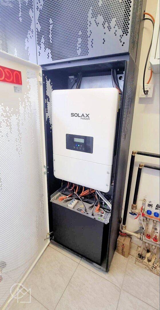 Solax Power Wechselrichter und Batteriespeicher für Photovoltaikanlage.