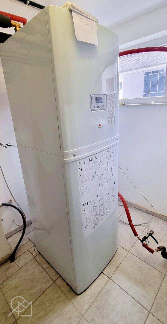 Wärmepumpe für Heizung und Warmwasser im Technikraum.