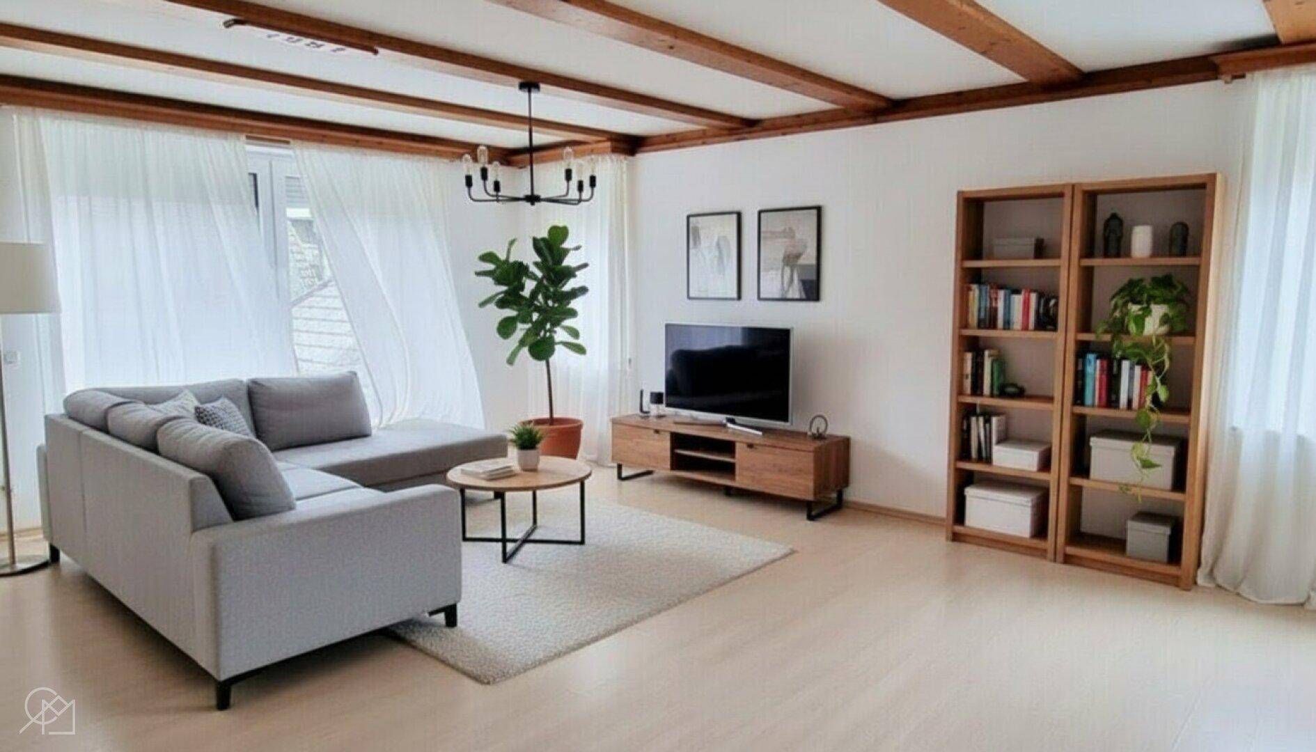 Modern eingerichtetes Wohnzimmer mit Holzbalken, Sofa und Bücherregal.